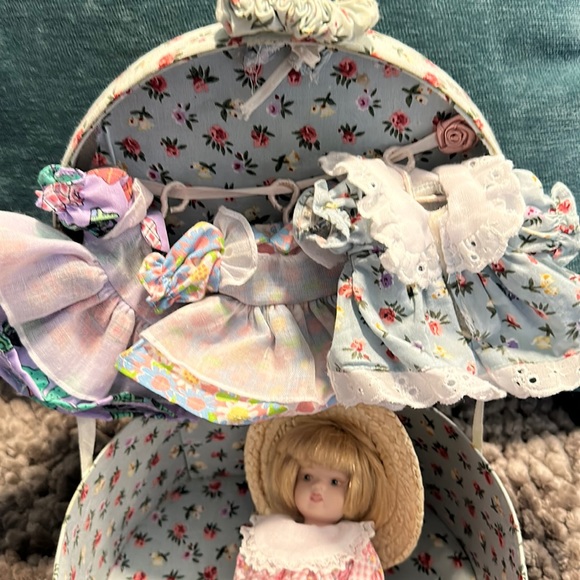 DOLL in a suitcase box with a set of dresses - Picture 1 of 15